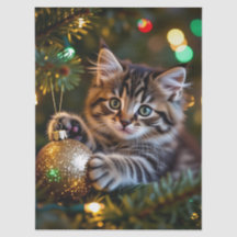 Gatito en el árbol de Navidad