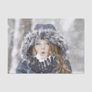 Papel De Seda Hermoso Chica en un abrigo de invierno con nieve