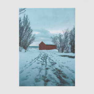Papel De Seda Huellas en la nieve hacia un granero rojo crujient