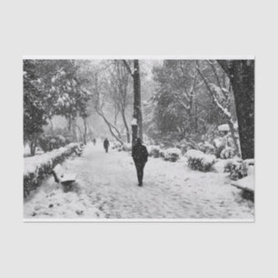 Papel De Seda La gente en el parque en un día de invierno nevado