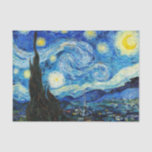 Papel De Seda La noche estrellada de Vincent Van Gogh<br><div class="desc">La pintura está dominada por un cielo nocturno lleno de luna y estrellas. Toma las tres cuartas partes del plano de la imagen y parece turbulento, incluso agitado, con unos patrones que giran intensamente y parecen rodar a través de su superficie como olas. Está acribillada con orbes brillantes —incluyendo la...</div>