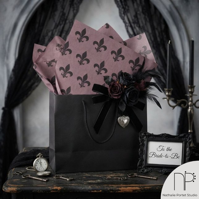 Papel de seda lila Fleur de Lis gótico malhumorado (Rich dusty pink gothic tissue paper featuring a fine-line fleur de lis pattern design.)