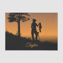 Mujer pescadora al atardecer