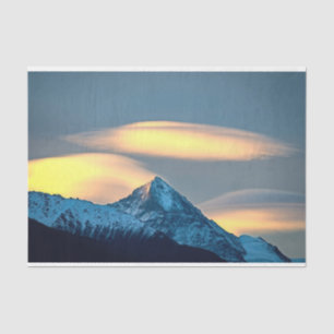 Papel De Seda Nubes únicas sobre montañas cubiertas de nieve