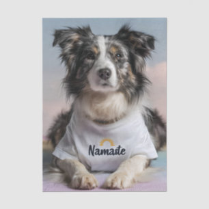 Papel De Seda Perro lindo en una camiseta "Namaste" en una alfom