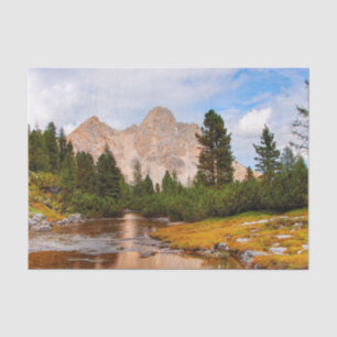Papel De Seda Río fluido con montaña y vegetación