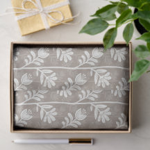 Silueta floral blanca sobre ritmo taupe de piedra