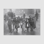 Papel De Seda Vintage Christmas Tissue Paper CHILDREN HOLLY 1915<br><div class="desc">Vintage Christmas Tissue Paper Gift Wrap - Niños cargando Holly y Mistletoe (1915) original tema vintage de invierno Navidades tradicionales festivo de la fotografía vintage. TRANSFERIR DISEÑO A CUALQUIER OTRO PRODUCTO. Auténticas y originales pinturas famosas (aceite y acuarela), litografías, tinta sobre papel, grabaciones y fotografías de los mejores artistas y...</div>