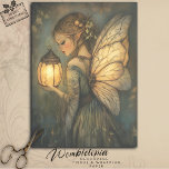 Papel De Seda Vintage Christmas Woodland Fairy Holtern<br><div class="desc">Ilumine su temporada navideña con el encantador encanto de este diseño de Linterna de madera de la Vintage Navidad. Esta cautivadora obra de arte cuenta con un elegante hada en un entorno boscoso sereno, acristalando suavemente una linterna brillante que arroja una luz cálida y mágica. Adornado con delicadas alas y...</div>