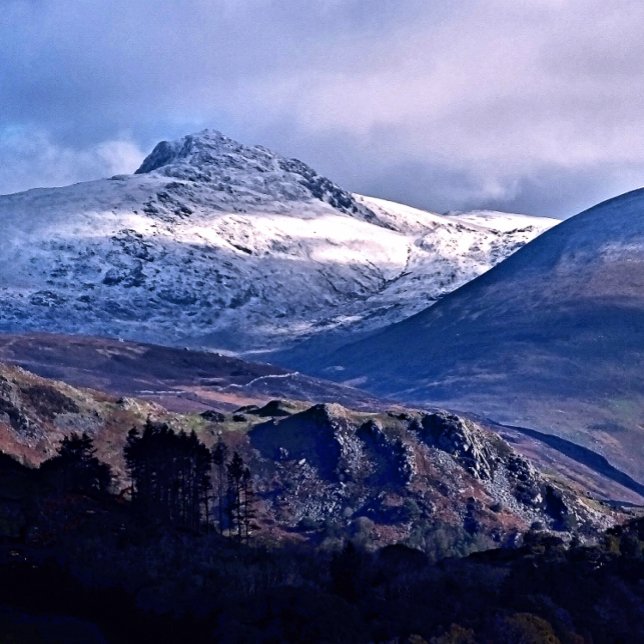 PAPEL DE SEDA VISTAS DE LA MONTAÑA (A photographic design of snow covered mountain tops in Wales.)