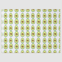 Vocado verde rebanado sobre blanco