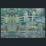 PAPEL DE TEJIDO DE PUENTE DE MONET JAPONÉS<br><div class="desc">Una de las pinturas más conocidas de Claude Monet. Este es uno de los más de 200 cuadros de su jardín acuático donde pintó su colección de Water Lilies. Esta pieza en particular es rica en grises y púrpura, así como en azules y verdes y se completó en 1900. Para...</div>