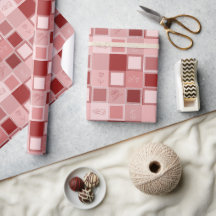 papel envolvente con cuadrados, encaje y rosas