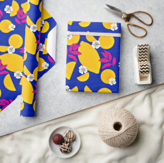 Papel envuelto con limones pardos y hojas rosadas