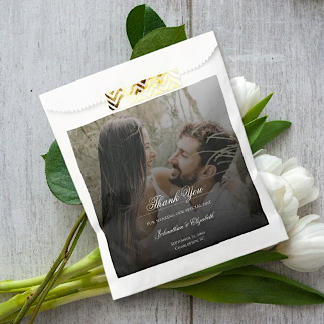 Papel Foto moderna con bolsa de favoritas de boda negra  (Modern Photo with Black Overlay Wedding Favor Bag)