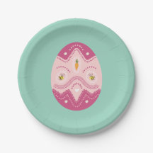 Huevo rosado sobre fondo verde de plato de fiesta 