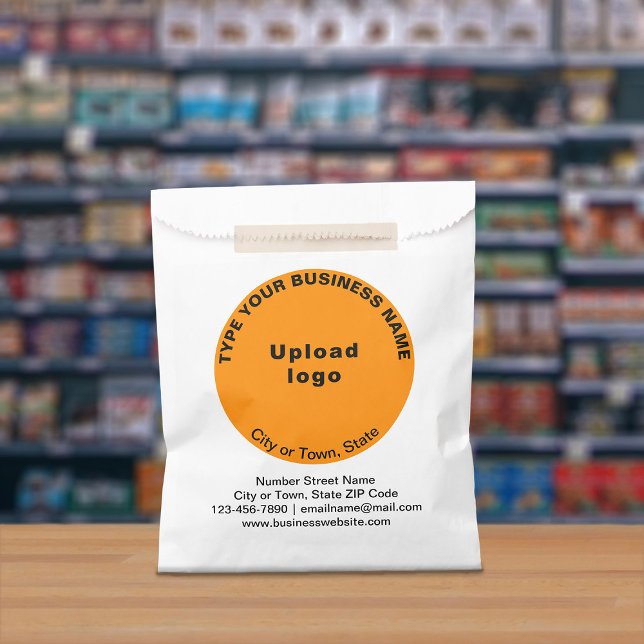 Papel Naranja de marca comercial redonda en bolsa de pap (Paper bag with orange round business branding displayed in a store)