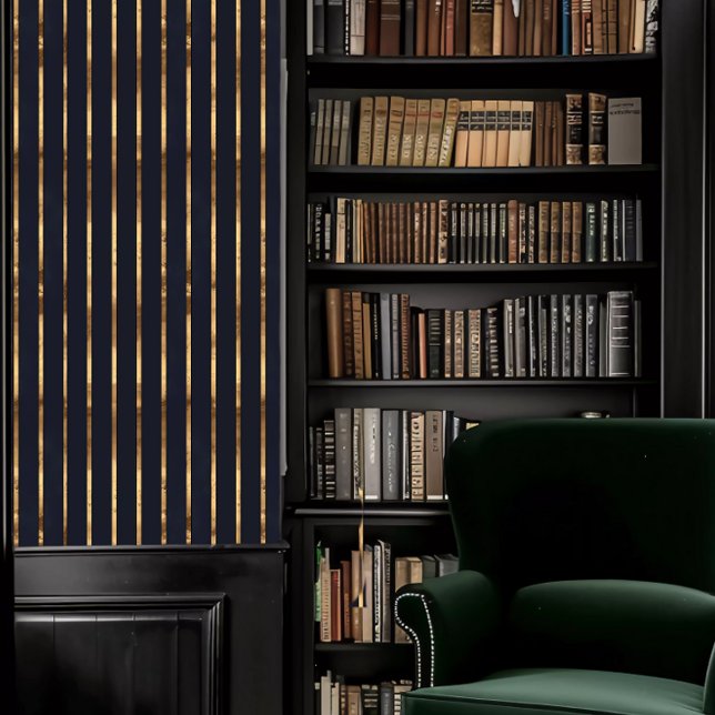 Papel Pintado Academia Oscura Azul oscuro y rayas de oro (Dark Academia Dark Blue and Gold Striped Wallpaper in a library.)