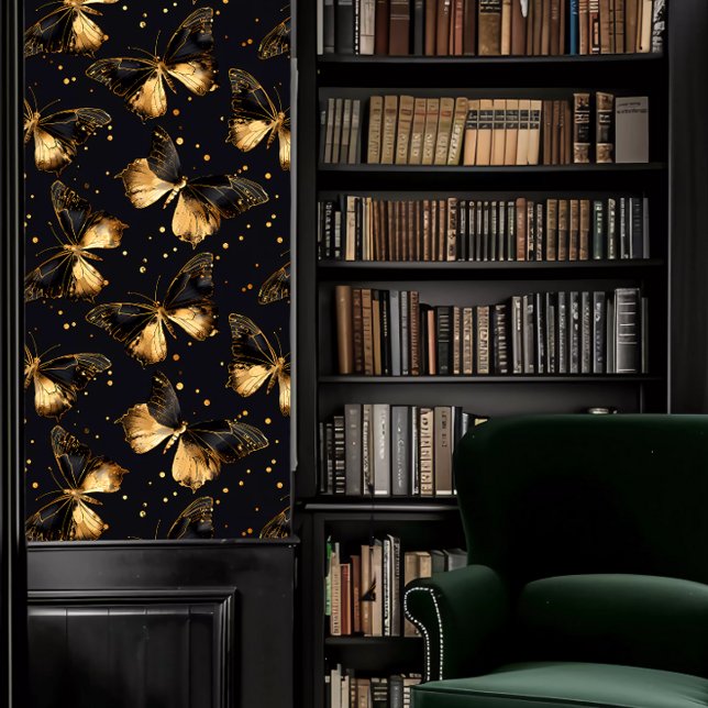 Papel Pintado Academia Oscura Oro y Mariposas Negras (Dark Academia Gold and Black Butterflies Wallpaper in a library.)