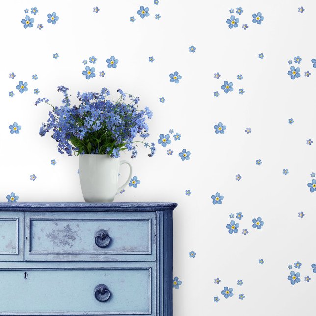 Papel Pintado Blaue Aquarell Vergissmeinnicht Blüten - weiß (Weiße Tapete mit Millefleurs Vergissmeinnicht Blüten und Kommode mit Büchern und Blumenstrauß)