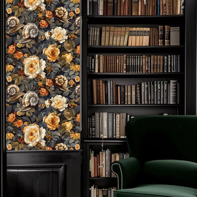 Papel Pintado Caracoles oscuros de la Academia con flores blanca (Dark Academia Snails with White and Yellow Flowers Wallpaper in a library.)