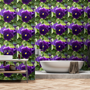 Papel Pintado Clusters de Pansy Púrpura Profundo: Belleza Majest