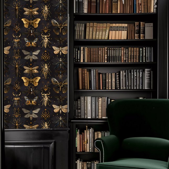 Papel Pintado Dark Academia Brown y bandas de insectos de oro (Dark Academia Brown and Gold Insect Stripes Wallpaper in a library.)