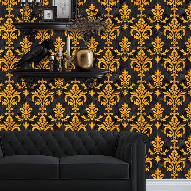 Papel Pintado El oro de Whimsigoth en Black Elegant (Whimsigoth Yellow Damask on Black wallpaper behind a black couch.)