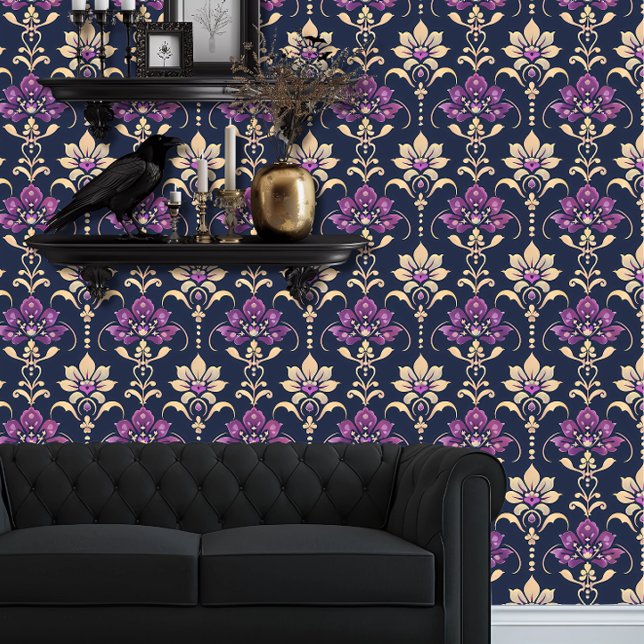 Papel Pintado Floral de morado y oro de Whimsigoth (Whimsigoth Purple & Beige Damask wallpaper behind a black couch.)