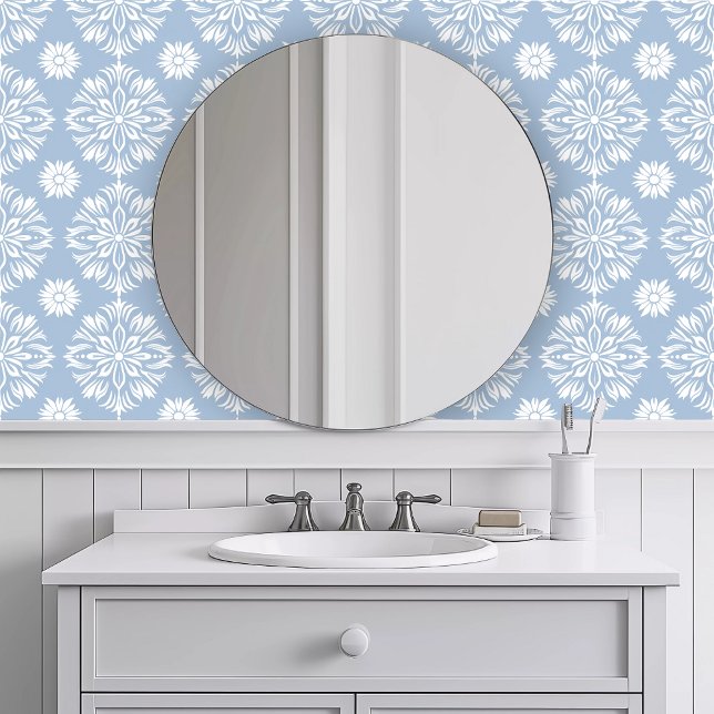 Papel Pintado Floral de ráfaga azul monocromática (Monochromatic Blue Burst Floral Wallpaper in a white bathroom.)