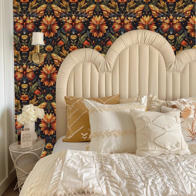 Papel Pintado Flores de mariposa Fairycore Whimsical Naranja (Fairycore Whimsical Orange Butterfly Flowers Wallpaper behind a cream colored headboard.)