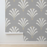 Papel Pintado Hojas de palmetto de estilo Art Deco de los años 2<br><div class="desc">Patrón de abanico de hojas palmetto inspiradas en el arte vintage de los años 20 en blanco con acentos amarillo bronce. El fondo es un gris plateado medio.</div>
