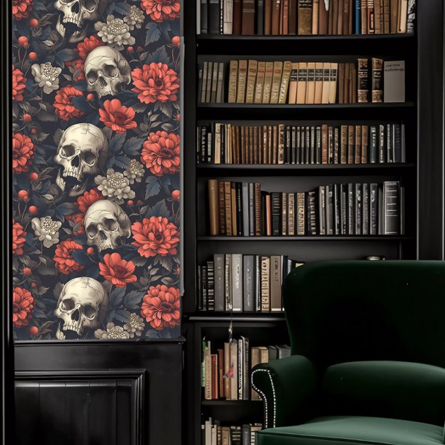 Papel Pintado La academia oscura se derrumba con las flores de B (Dark Academia Skulls with Burgundy Flowers Wallpaper in a library.)