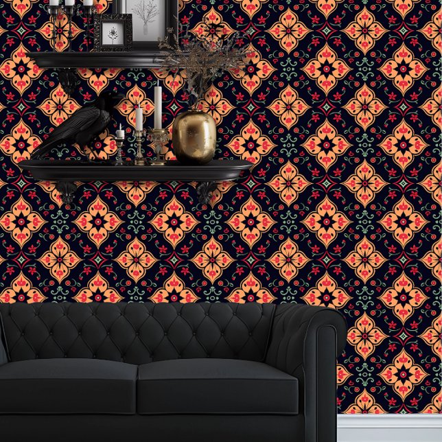 Papel Pintado Naranja de Whimsigoth y floral geométrica roja (Whimsigoth Orange and Red Geometric Floral Wallpaper behind a black couch.)