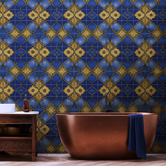 Papel Pintado Patrón marroquí de estribos quatrefol oro azul (Moroccan tile pattern blue and goldenrod Mediterranean look bathroom wallpaper.)