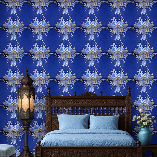 Papel Pintado Patrón Ornamental Arábico Azul Real y Oro (Arabesque pattern wallpaper in royal blue and champagne gold, shown in Moroccan bedroom)