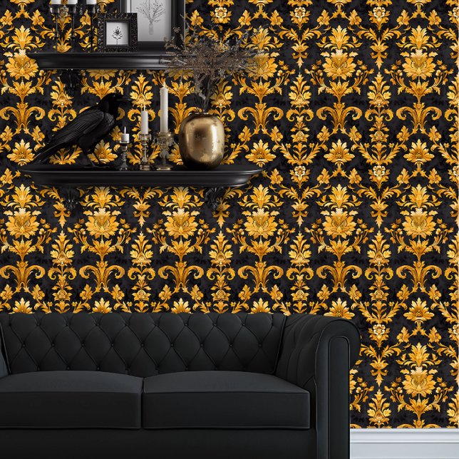 Papel Pintado Whimsigoth Black and Gold Detallado (Whimsigoth Yellow Damask on Black wallpaper behind a black couch.)