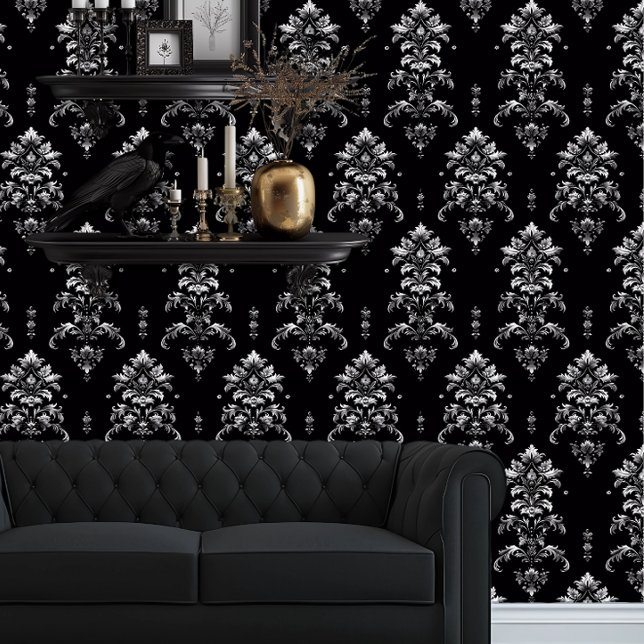 Papel Pintado Whimsigoth Detallado negro y plateado elegante (Whimsigoth Gray Damask on black wallpaper behind a black couch.)