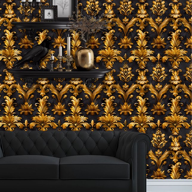 Papel Pintado Whimsigoth Elegant Gold sobre negro (Whimsigoth Gold Damask on Black wallpaper behind a black couch.)