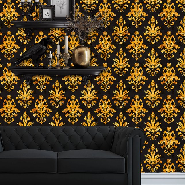 Papel Pintado Whimsigoth Gold Fauna en negro (Whimsigoth Yellow Damask on Black wallpaper behind a black couch.)