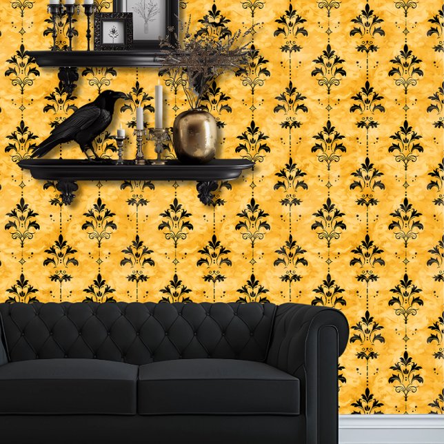 Papel Pintado Whimsigoth Simple Gold y Black Elegant (Whimsigoth Simply Yellow Damask on Black wallpaper behind a black couch.)