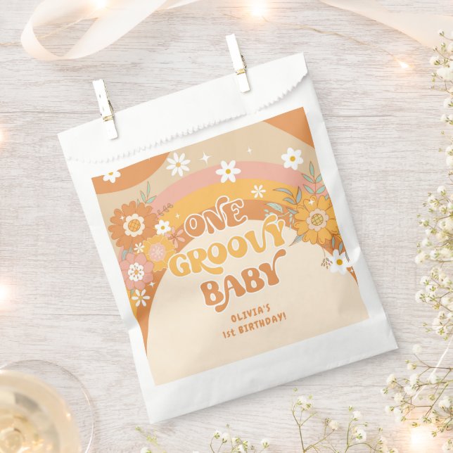 Papel Retro un bebé groovino toma una bolsa de regalo (Cortado)