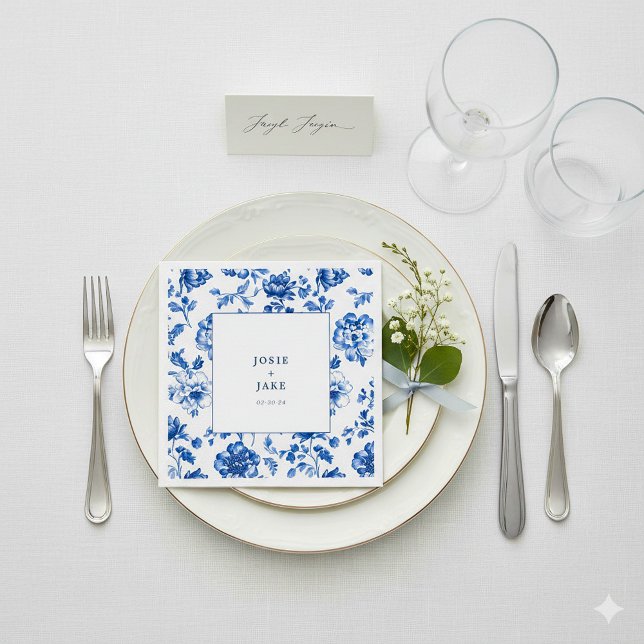Papel servilleta boda azul y blanco de Delfware (White and blue delftware wedding napkin with bride and groom names.)