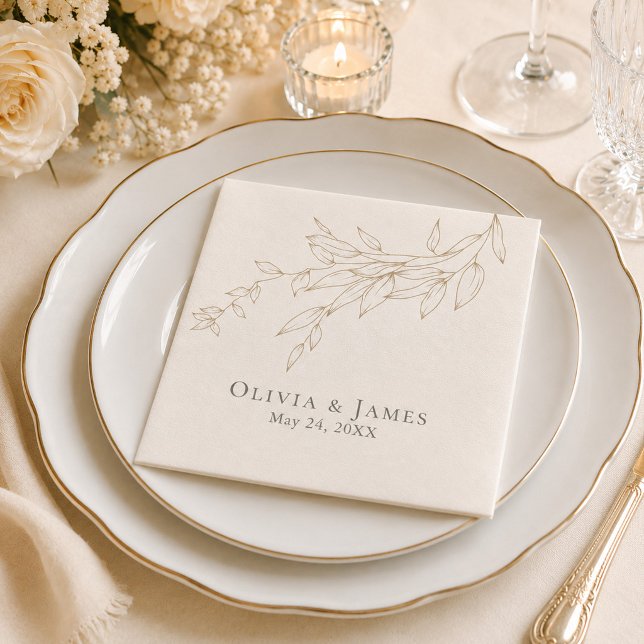 Papel Servilleta de boda botánica de marfil y oro antigu (Ivory & Antique Gold Botanical Wedding Napkin on an elegant wedding dinner table with flowers)
