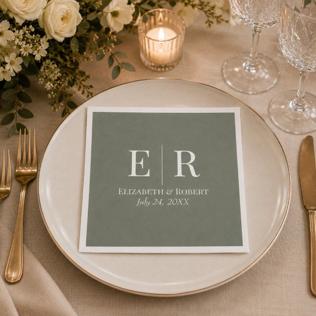 Papel Servilleta de boda con monograma de oliva oscura (Dark Olive Monogram Wedding Napkin on an elegant wedding table with white flowers)