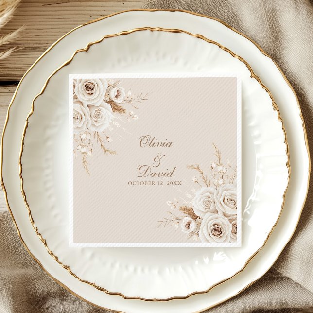 Papel Servilleta de boda Elegante Rosa Marfil (Elegant Ivory Rose Wedding Napkin on an elegant gold and white wedding porcelain plate)