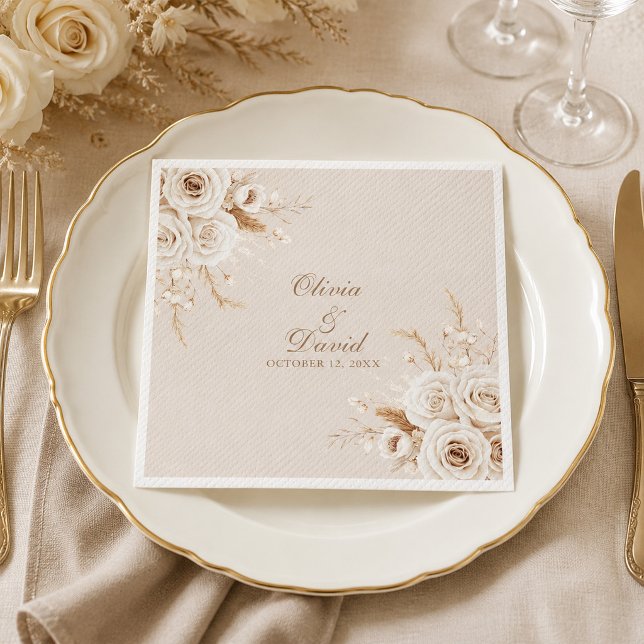 Papel Servilleta de boda Rosa Marfil Elegante (Elegant Ivory Rose Wedding Napkin on a wedding dinner table with ivory roses)