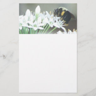 Papelería Abeja por flores blancas