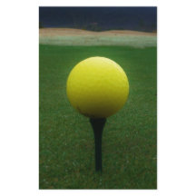 Bola de golf amarilla en un campo de golf de monta