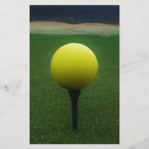 Papelería Bola de golf amarilla en un campo de golf de monta